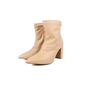NEW EVERGLADES women's luxe block heel ankle boots in nude